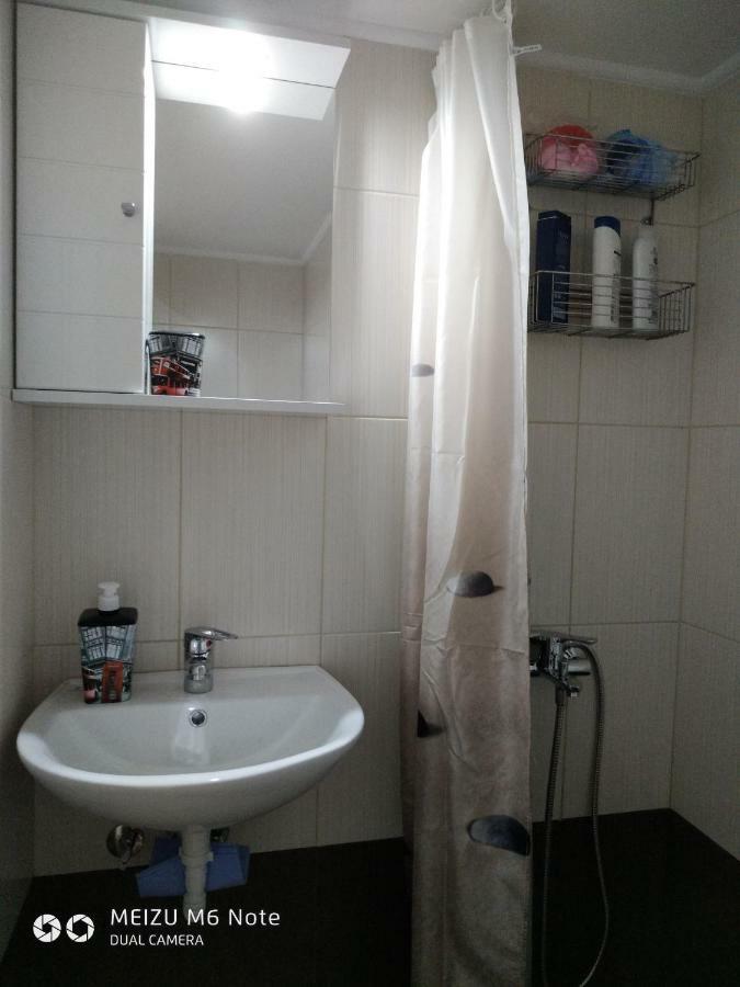 7 Stars Near Metro Apartment