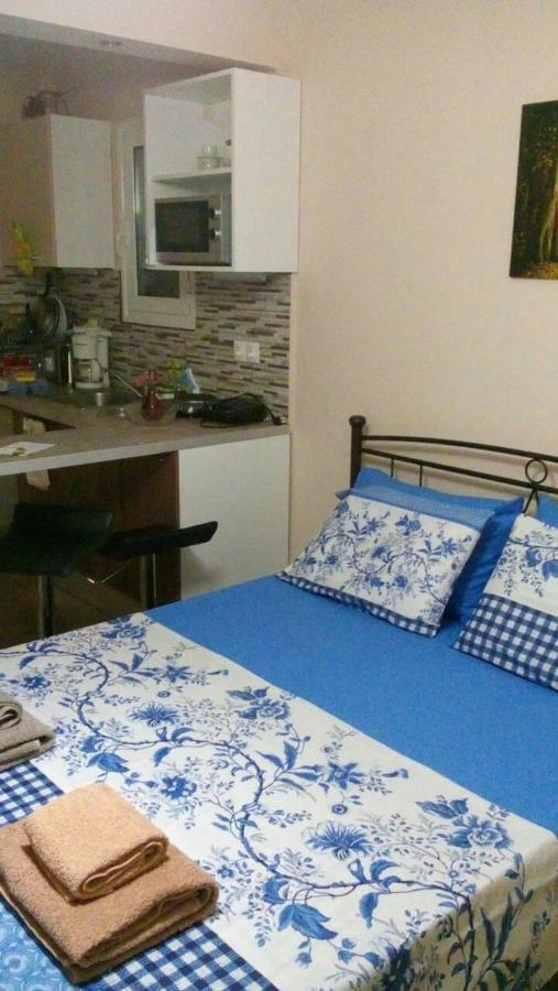 7 Stars Near Metro Athens